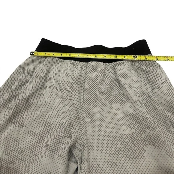 Lululemon Men's Athletic Shorts Patterned Gray and White Small - Picture 9 of 11